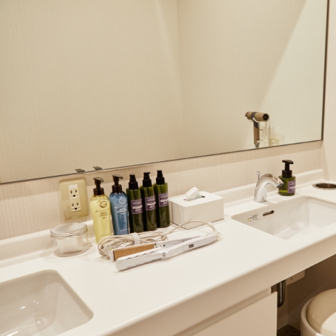女性専用のパウダールームにはストレートアイロン・コットンなどをご用意しております。<br />
サウナのお時間には含まれませんので、ご利用の前後もご自由にお使いください。