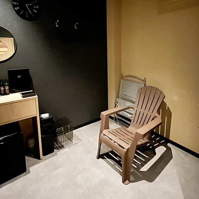 広々としたスペースでエアコンとサーキュレーターを完備し、最高のととのい体験をお約束します。